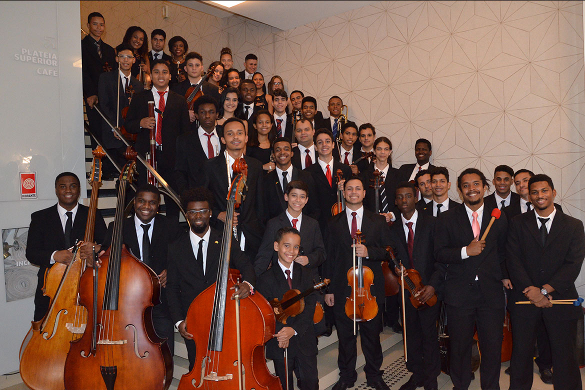 Jovens integrantes da Orquestra Jovem do Rio de Janeiro